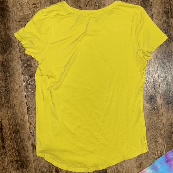 Lululemon High Neck Running and Training Shirt in Yellow Serpentine - Picture 3 of 4